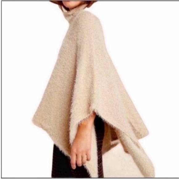 AKEMI + KIN Lara Eyelash Golden Metallic sweater Poncho One Size - Picture 2 of 9